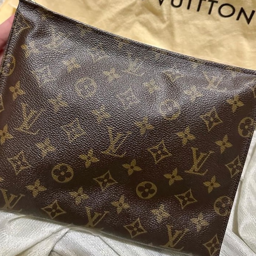 Louis Vuitton toiletry Pouch 26